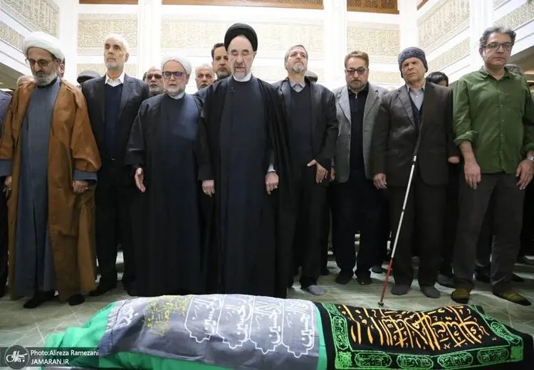 نماز خواندن سید محمد خاتمی بر پیکر زهرا شجاعی + عکس