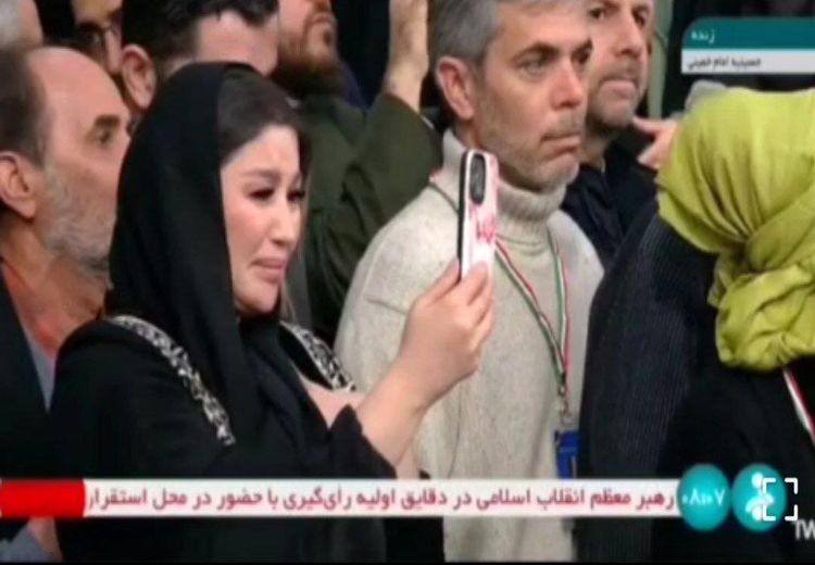 عکسی از مهمان‌ متفاوت حسینیه امام خمینی در لحظه رأی دادن رهبر انقلاب