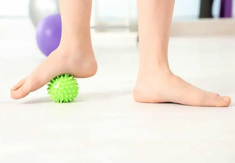 ۷ تمرین کاربردی و موثر برای رفع صافی کف پا