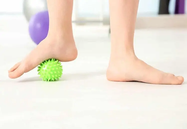 ۷ تمرین کاربردی و موثر برای رفع صافی کف پا