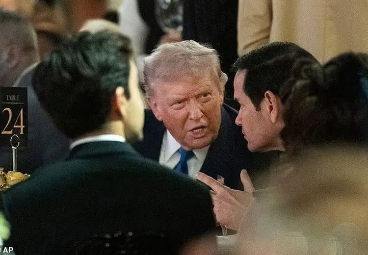 جمله درگوشی ترامپ در جشن هالووین خبرساز شد