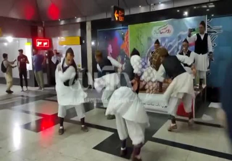 اجرای رقص محلی خراسان جنوبی در متروی تهران