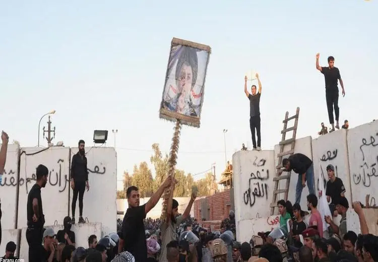 ورود هواداران مقتدی صدر به سفارت سوئد پس از آتش زدن سفارتخانه 