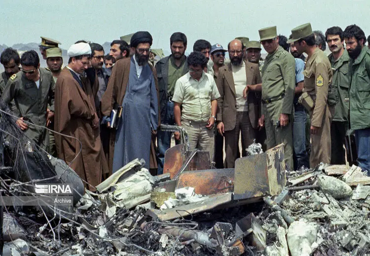عکس / بازدید آیت الله خامنه‌ای، هاشمی رفسنجانی و چمران از هواپیمای آمریکا در طبس