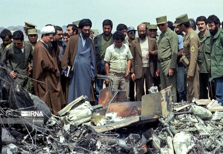 عکس / بازدید آیت الله خامنه‌ای، هاشمی رفسنجانی و چمران از هواپیمای آمریکا در طبس