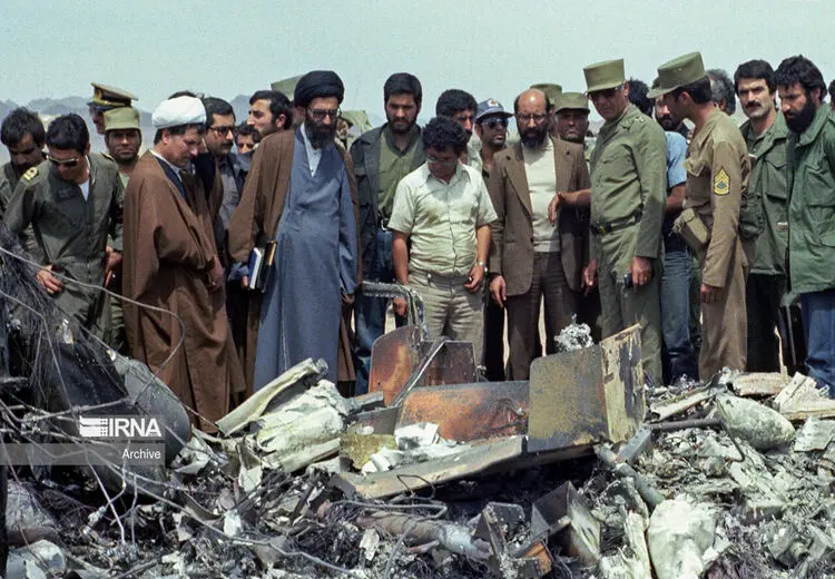 عکس / بازدید آیت الله خامنه‌ای، هاشمی رفسنجانی و چمران از هواپیمای آمریکا در طبس