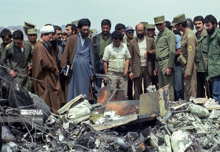 عکس / بازدید آیت الله خامنه‌ای، هاشمی رفسنجانی و چمران از هواپیمای آمریکا در طبس