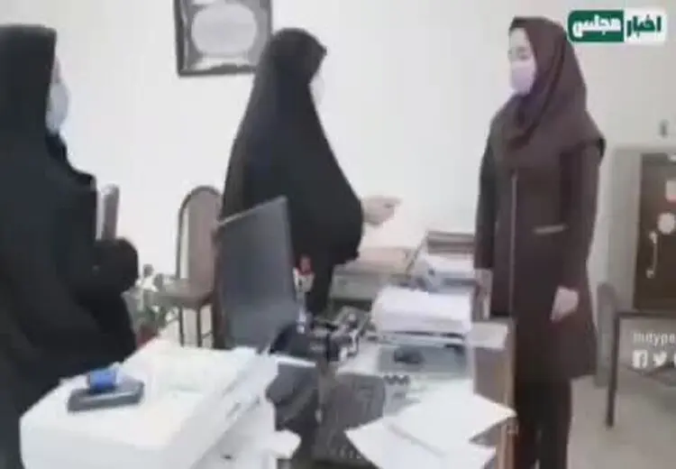 یک فیلم جنجالی دیگر از همسر آقای نماینده گرمسار/ توزیع کارت هدیه مقابل دوربین!