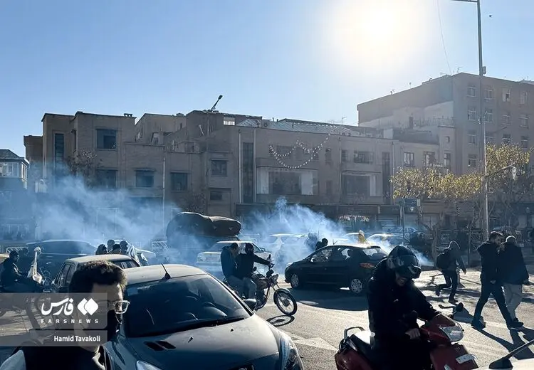تجمع در اصفهان، قم، مرودشت فارس، یاسوج، مشهد، همدان و شرق تهران (تهرانپارس و خاک سفید) / برگزاری مراسم تدفین سه جانباخته