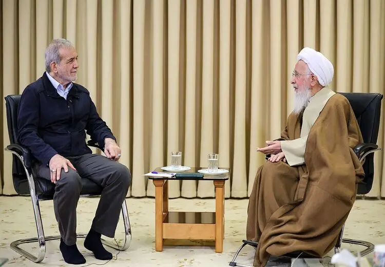 پاسخ دفتر آیت الله جوادی آملی به حواشی پیش آمده درباره دست دادن با پزشکیان + فیلم