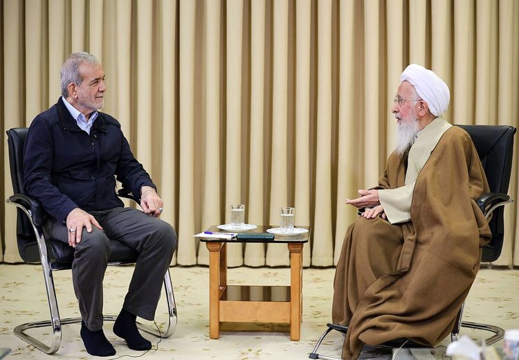 پاسخ دفتر آیت الله جوادی آملی به حواشی پیش آمده درباره دست دادن با پزشکیان + فیلم