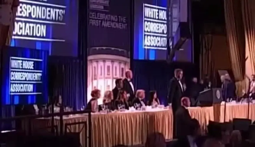 لحظه واکنش ترامپ و همسرش پس از شنیدن صدای تیراندازی