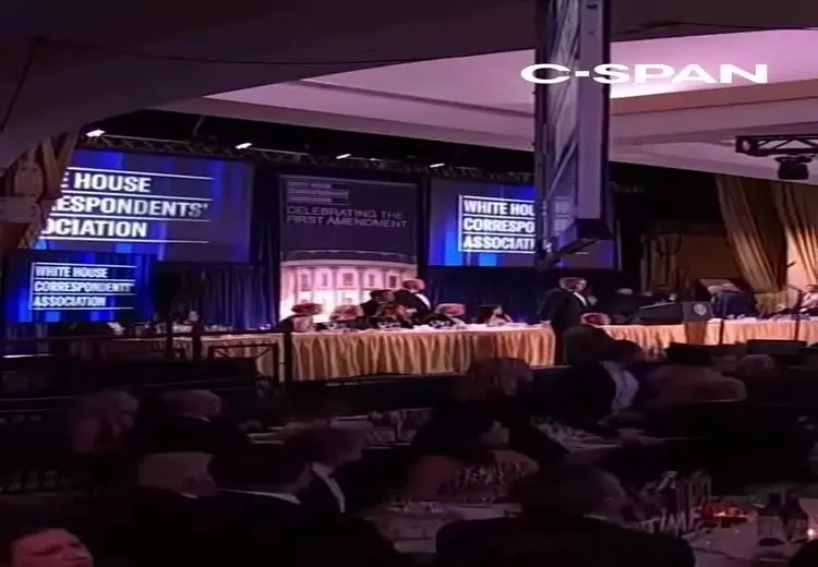 لحظه واکنش ترامپ و همسرش پس از شنیدن صدای تیراندازی