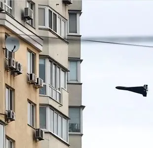 پرواز پهپاد انتحاری روسی نزدیک ساختمانی در اوکراین