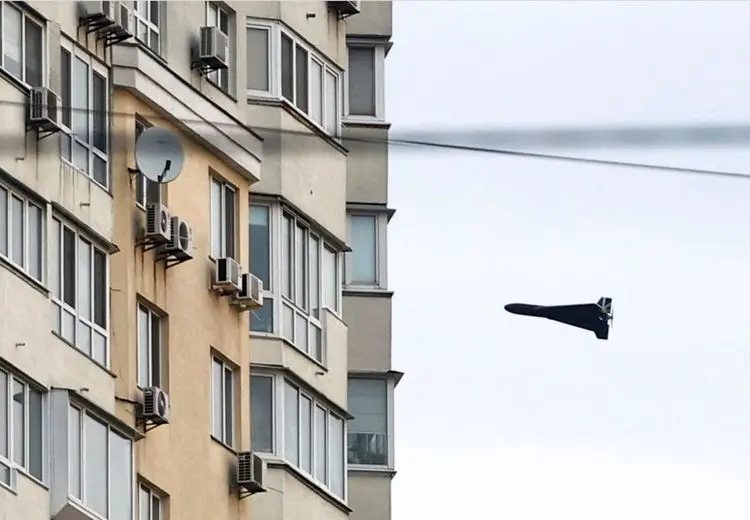پرواز پهپاد انتحاری روسی نزدیک ساختمانی در اوکراین