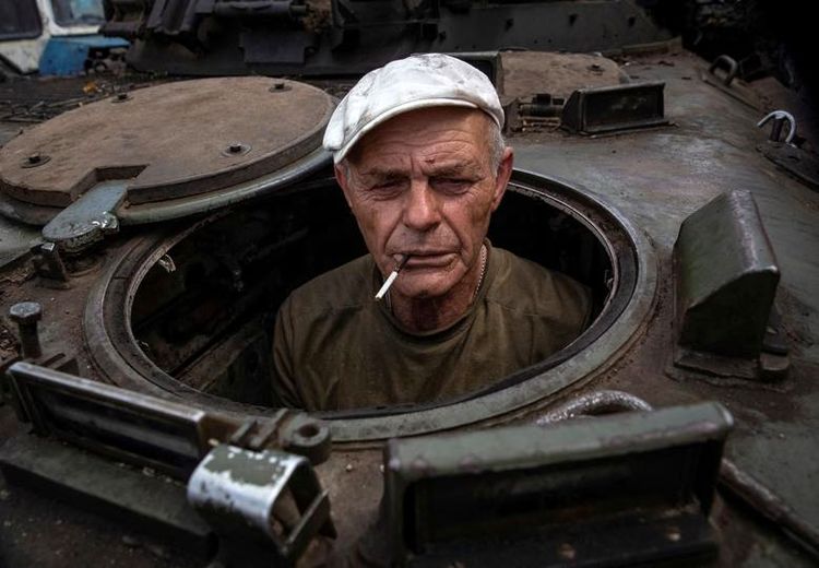 سرباز اوکراینی در حال تعمیر غنیمت جنگی