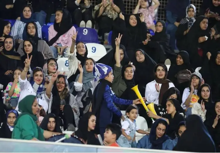 درهای ورزشگاه انزلی هم به روی زنان باز شد