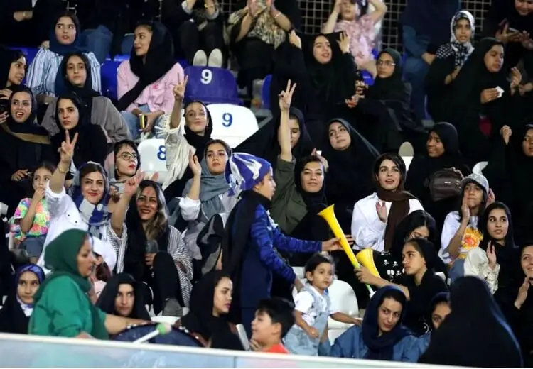 درهای ورزشگاه انزلی هم به روی زنان باز شد