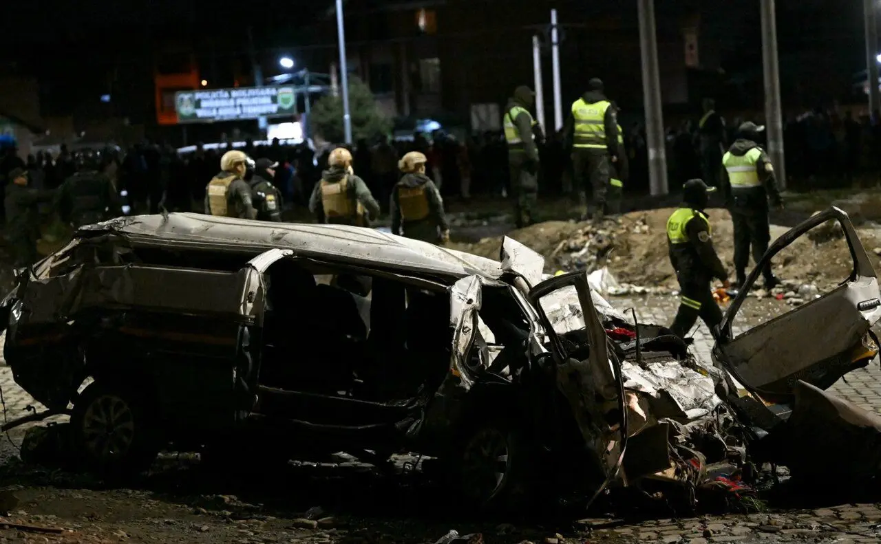 سقوط یک هواپیمای نظامی پر از پول نقد/ عکس
