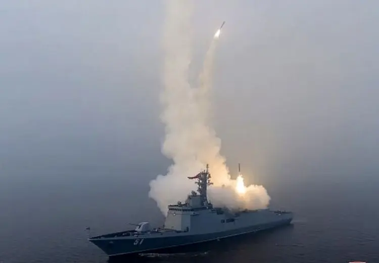 نظارت رهبر کره شمالی بر آزمایش موشک کروز از ناوشکن جدید