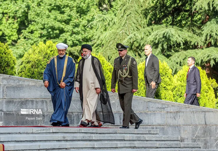 جنجال درباره دست‌دادن سلطان عمان با یک زن در تهران + عکس