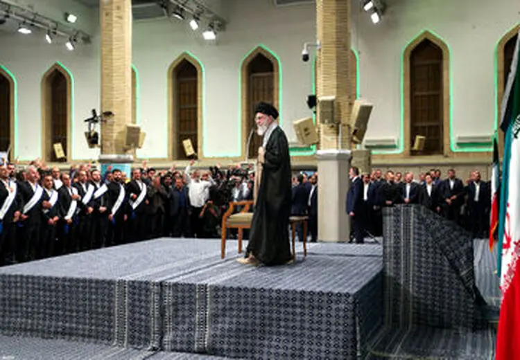 رهبر انقلاب: کارگر، سرمایه اصلی برای تحقق شعار سال است