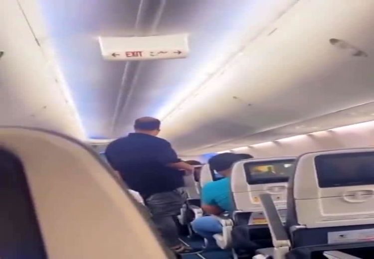 فرار خرس از قفس داخل هواپیما!