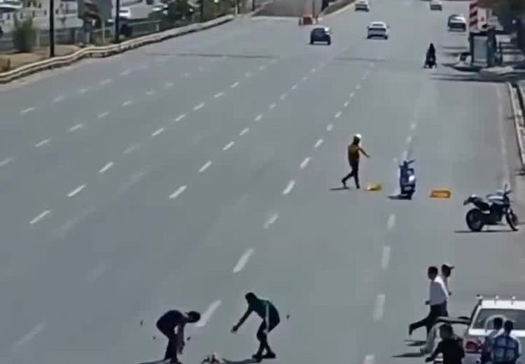 اقدام زیبای  رانندگان تهرانی وسط اتوبان!