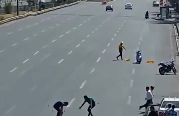 اقدام زیبای  رانندگان تهرانی وسط اتوبان!
