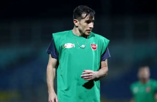 ستاره پرسپولیس در حال پدیکور دیده شد