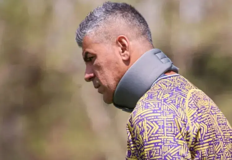 آثار مصدومیت روی گردن مربی سپاهان