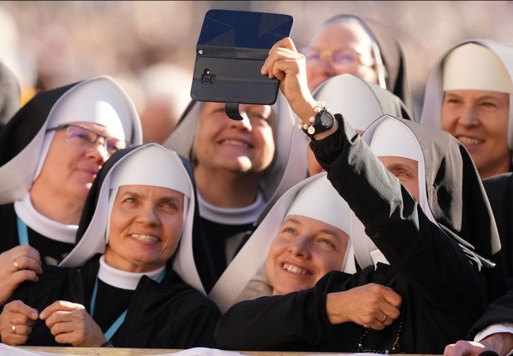 سلفی راهبه‌ها با پاپ