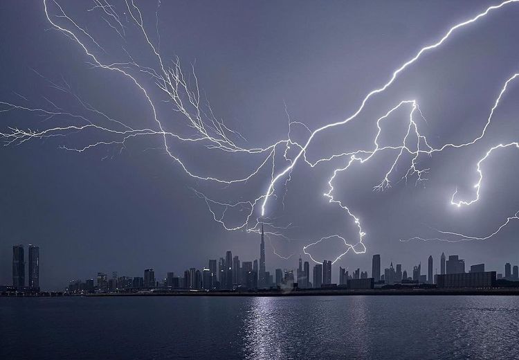 لحظه خیره کننده رعد و برق در آسمان دوبی