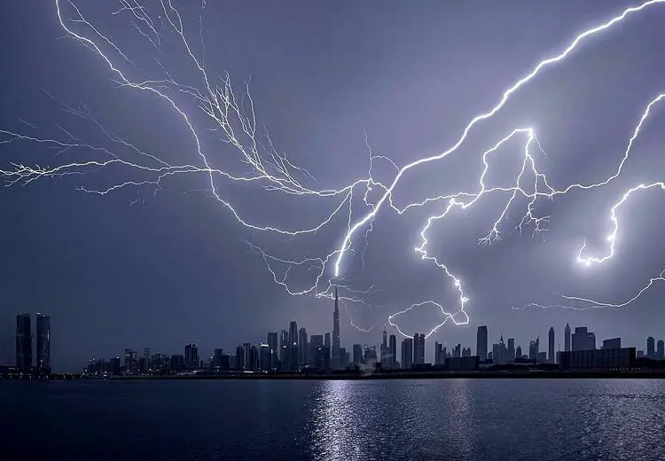 لحظه خیره کننده رعد و برق در آسمان دوبی