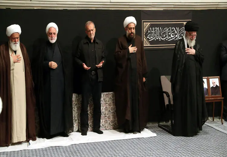 تصویری از رهبر انقلاب و پزشکیان در مراسم شام‌غریبان