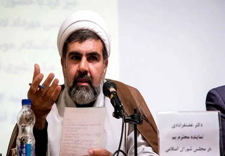 نماینده مجلس: بی‌حجاب‌ها را باید «نقره داغ» کرد