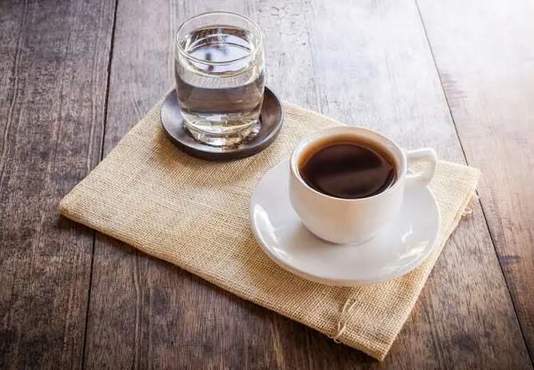 در طول روز مجاز به نوشیدن چند فنجان قهوه هستیم؟