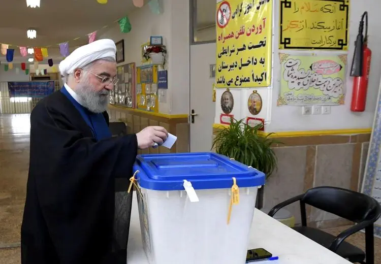 روحانی رأی خود را به صندوق انداخت + عکس