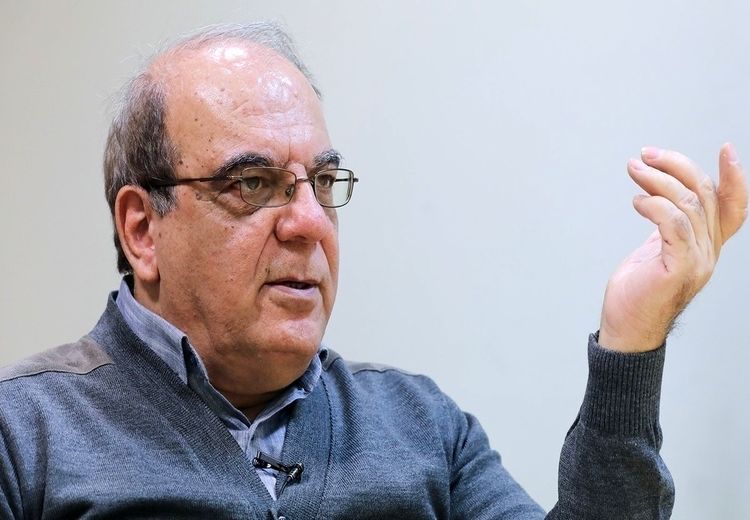 کنایه عباس عبدی به باهنر: برای عدم شرکت در انتخابات، زندان و جریمه تعیین کنید!