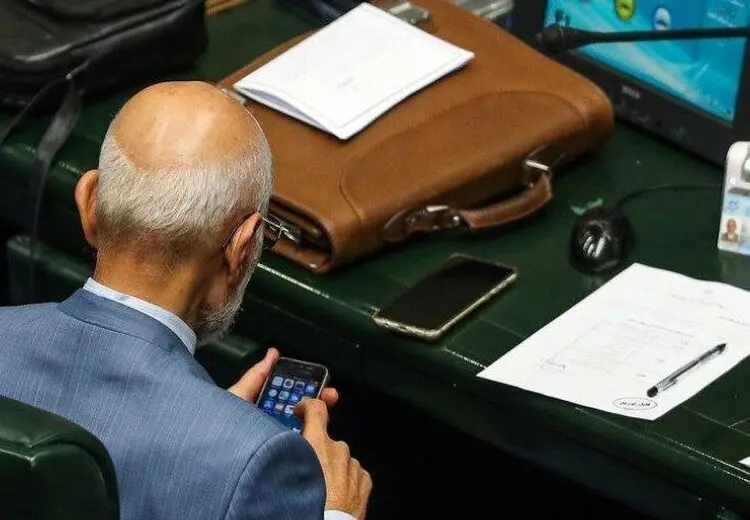 گوشی آمریکایی در دست میرسلیم! 