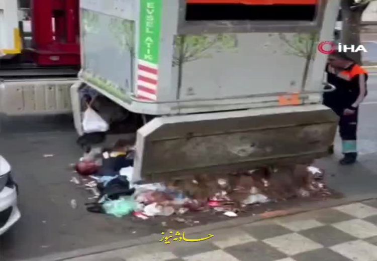 حضور عجیب یک بی‌خانمان در سطل زباله