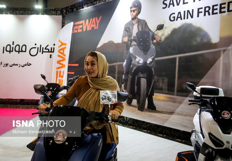 موتورسواری زنان در نمایشگاه خودروی مشهد