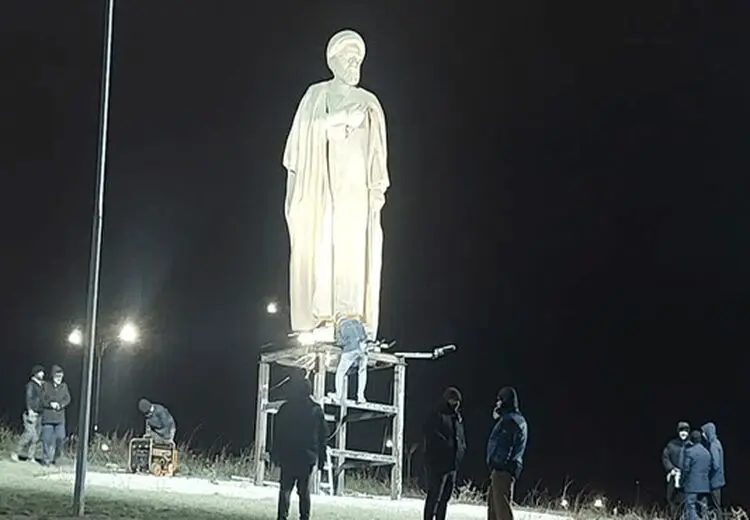 نصب مجدد مجسمه رئیسی در اردبیل