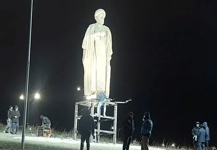 نصب مجدد مجسمه رئیسی در اردبیل