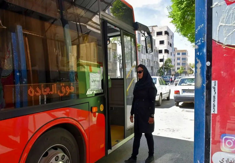 زاکانی زنان را از رانندگی منع کرد !