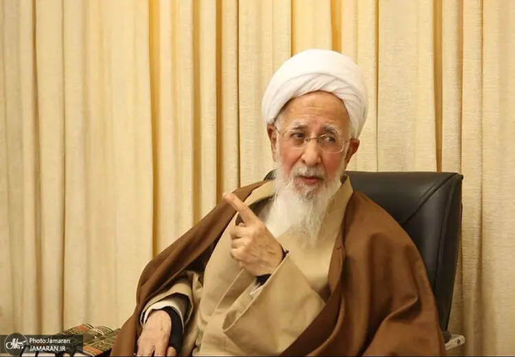 آیت‌الله جوادی آملی: سکوت کردن مصلحت نیست /زن کرامت و حرمت دارد