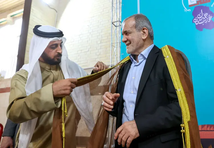 عبای عربی بر تن پزشکیان