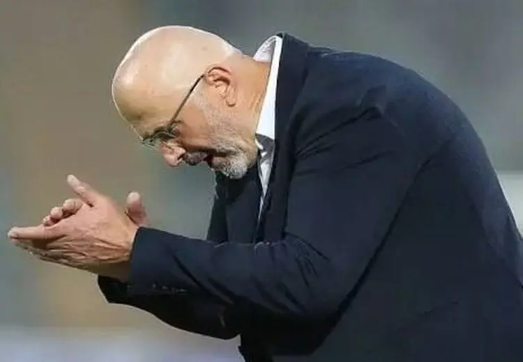 بطری و فریاد زدن نام فرهاد مجیدی از سوی هواداران استقلال در پایان بازی مقابل فولاد