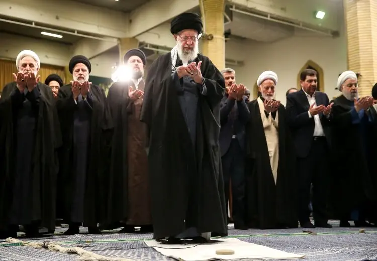 عکسی از نماز خواندن روحانی، سیدحسن خمینی، رییسی و اژه ای پشت سر رهبری