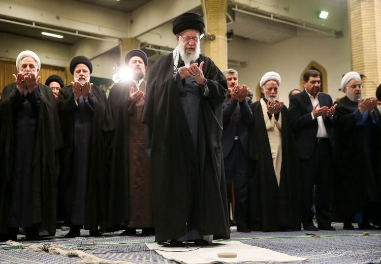 عکسی از نماز خواندن روحانی، سیدحسن خمینی، رییسی و اژه ای پشت سر رهبری
